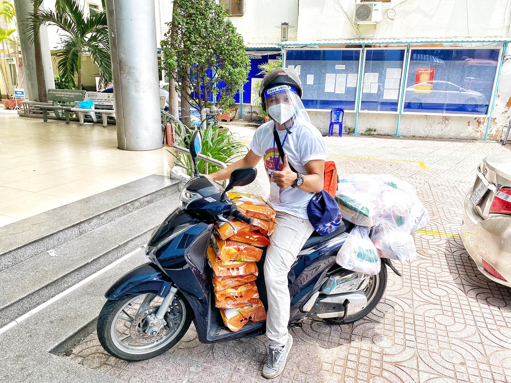 nghe si giup sinh vien anh 2