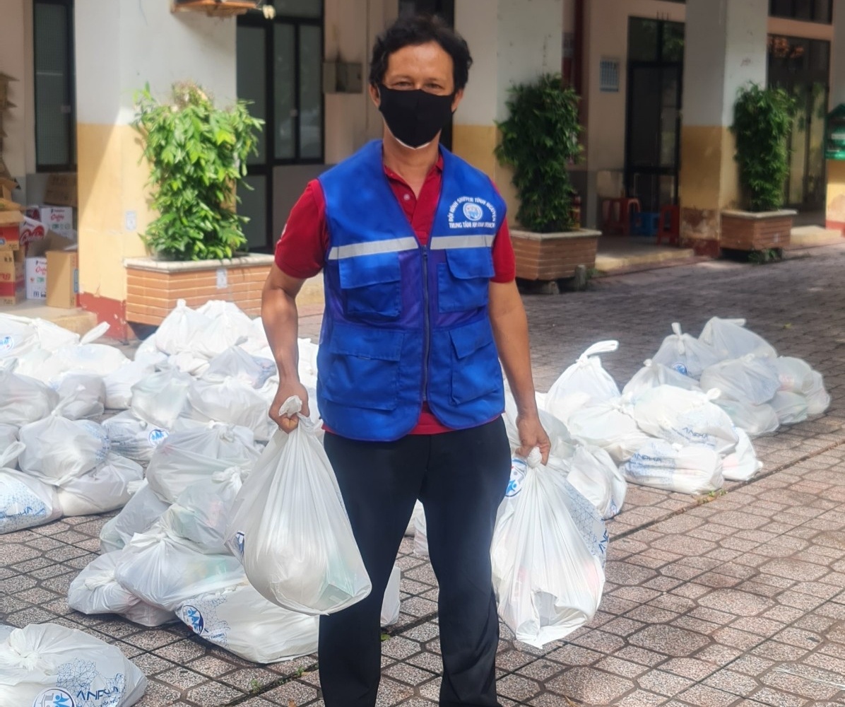 dao dien lam boc vac,  shipper anh 1