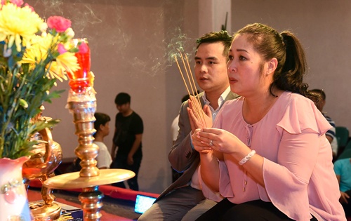 Nghe si Viet to chuc gio To san khau online hinh anh