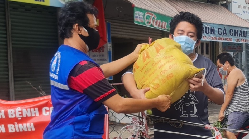 Dao dien lam boc vac, shipper thoi dich o TP.HCM hinh anh