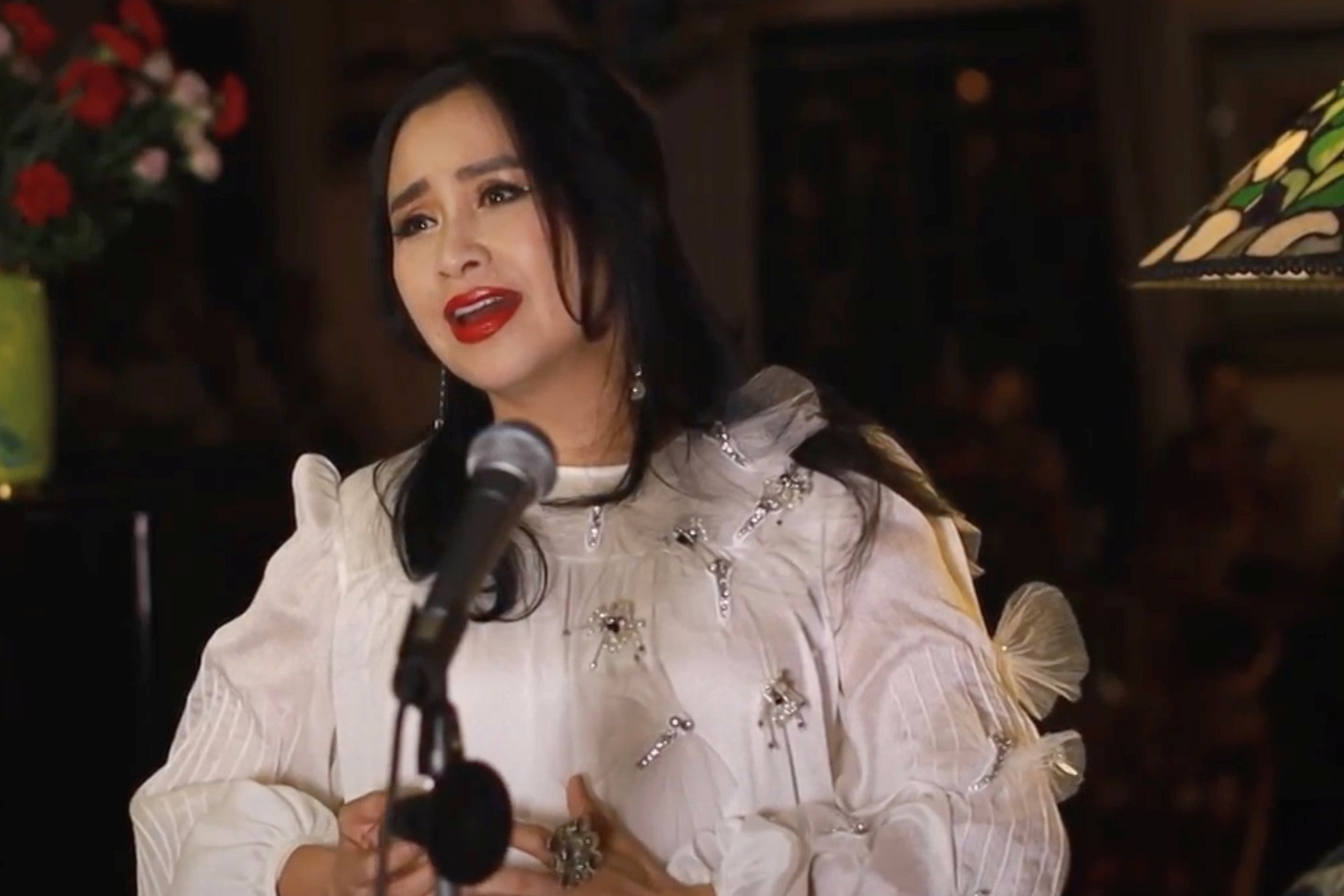 Nghe si bieu dien o san khau khong khan gia hinh anh