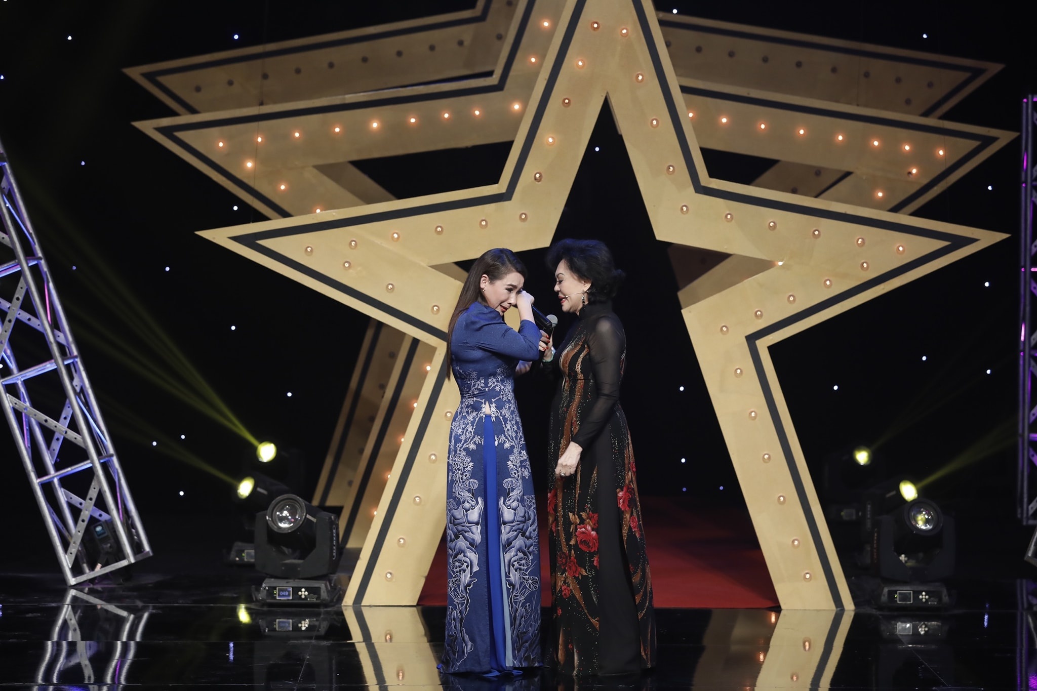 Phi Nhung qua doi anh 4