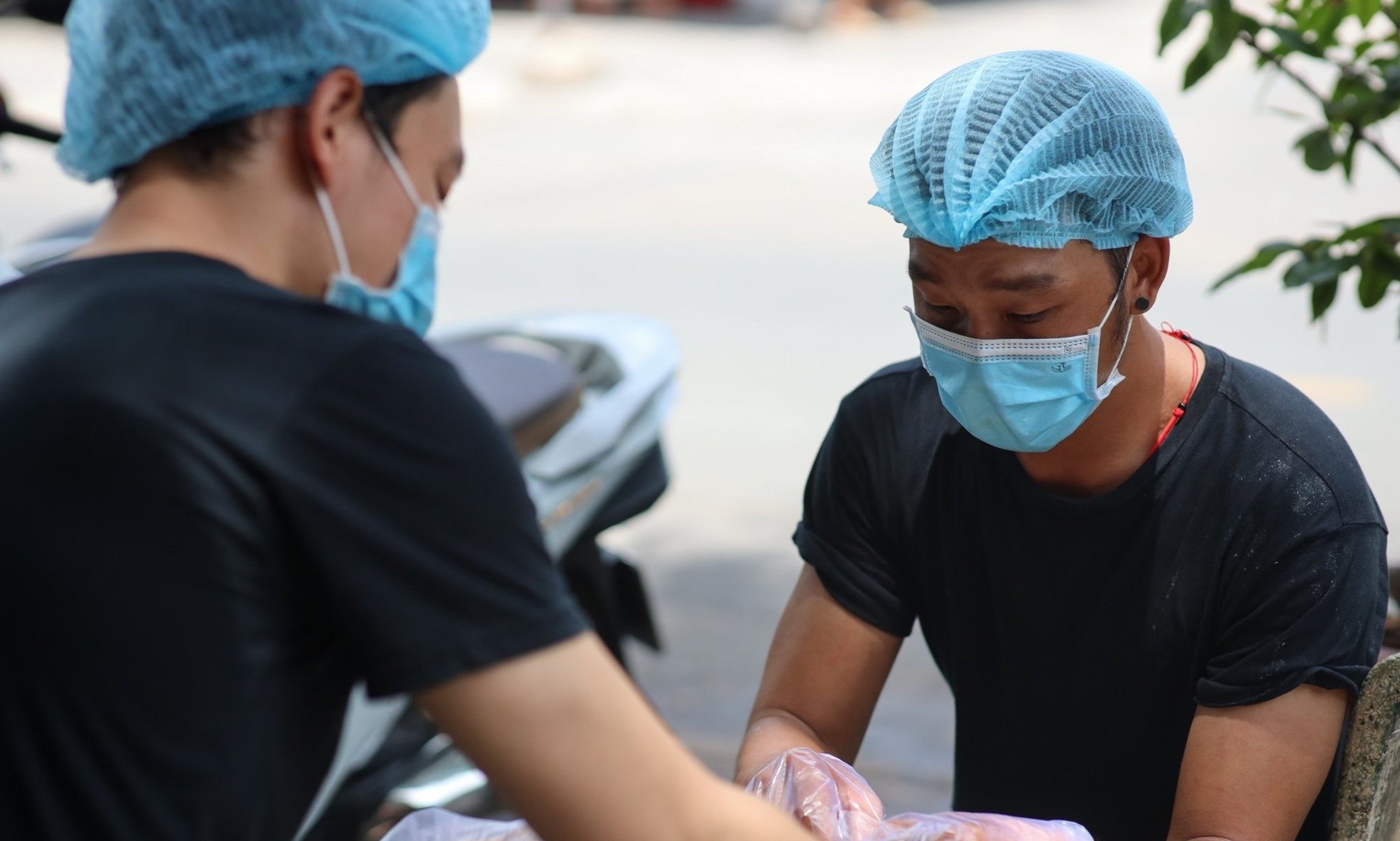 Dien vien san khau lam cong nhan sau 5 thang that nghiep hinh anh