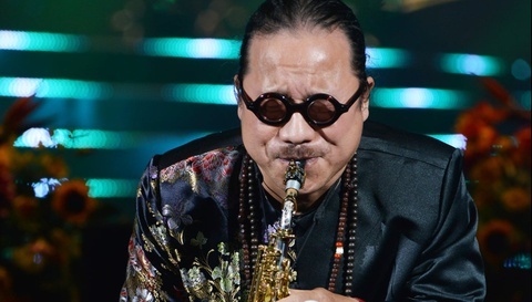 Nghe si Tran Manh Tuan luyen thoi saxophone trong benh vien hinh anh