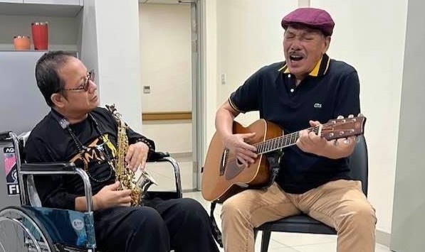 Nhac si Tran Tien dien cung Tran Manh Tuan trong benh vien hinh anh