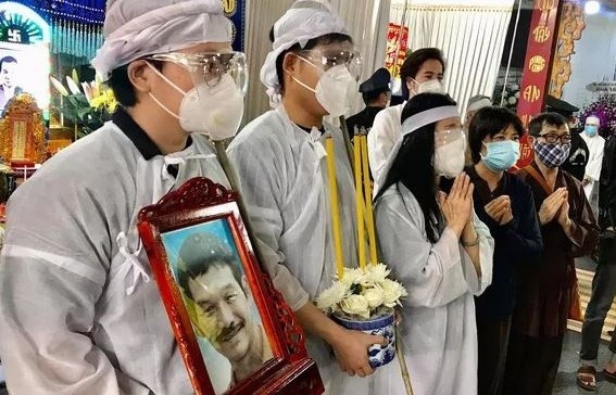 Dong nghiep dua tien dao dien Tran Canh Don ve noi an nghi hinh anh