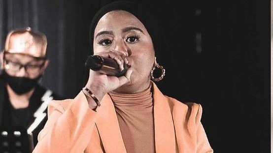 Ca si Singapore qua doi o tuoi 27 hinh anh