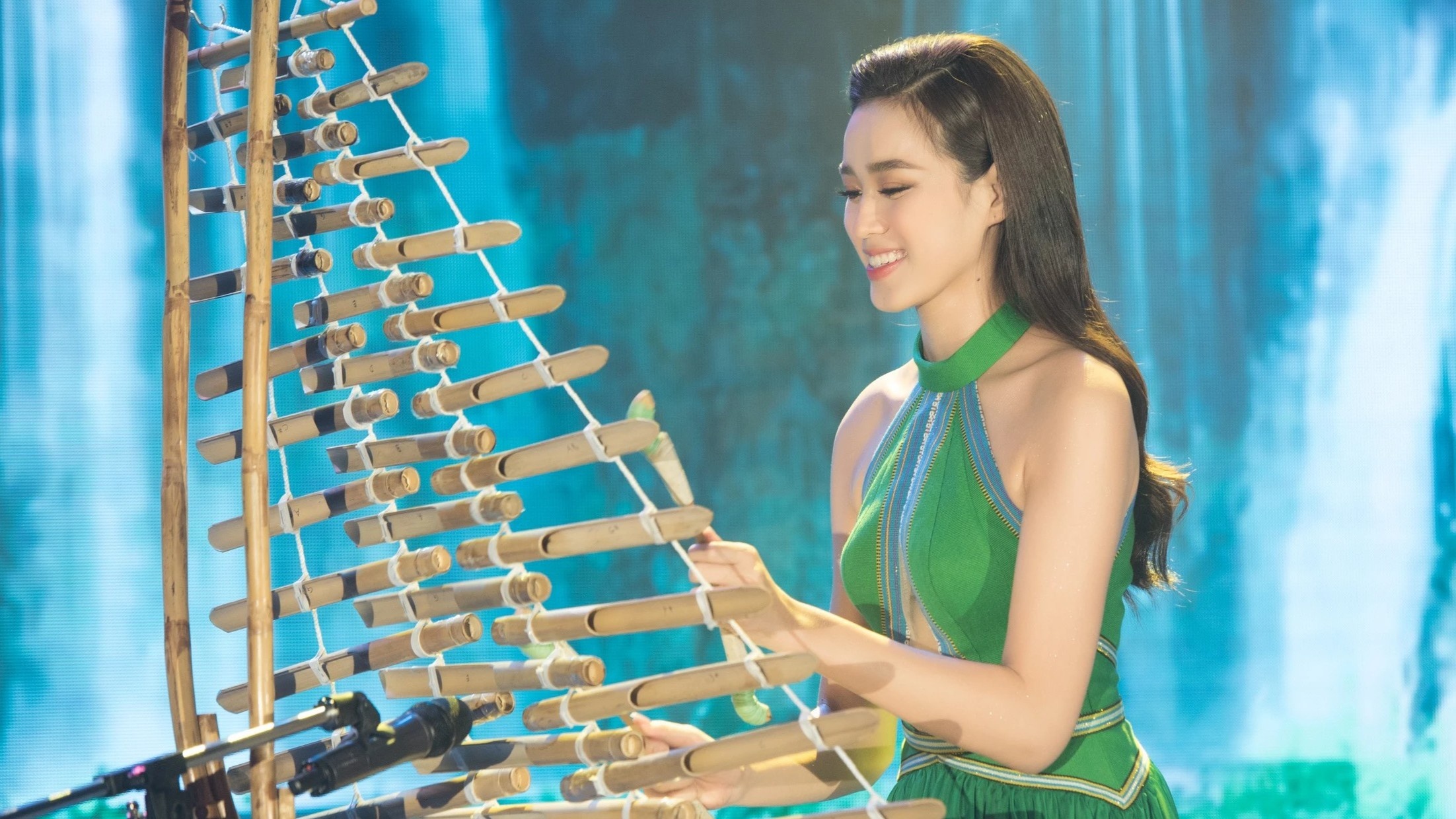 Do Thi Ha danh dan T'rung tai Miss World 2021 hinh anh