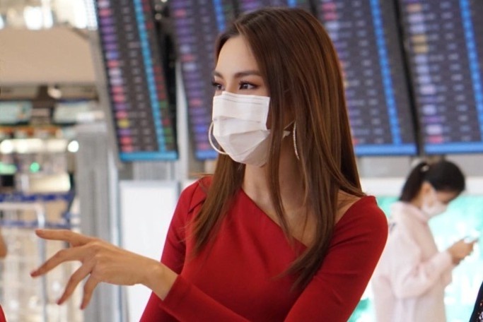 Thuy Tien ve nuoc sau dang quang Hoa hau Hoa binh hinh anh