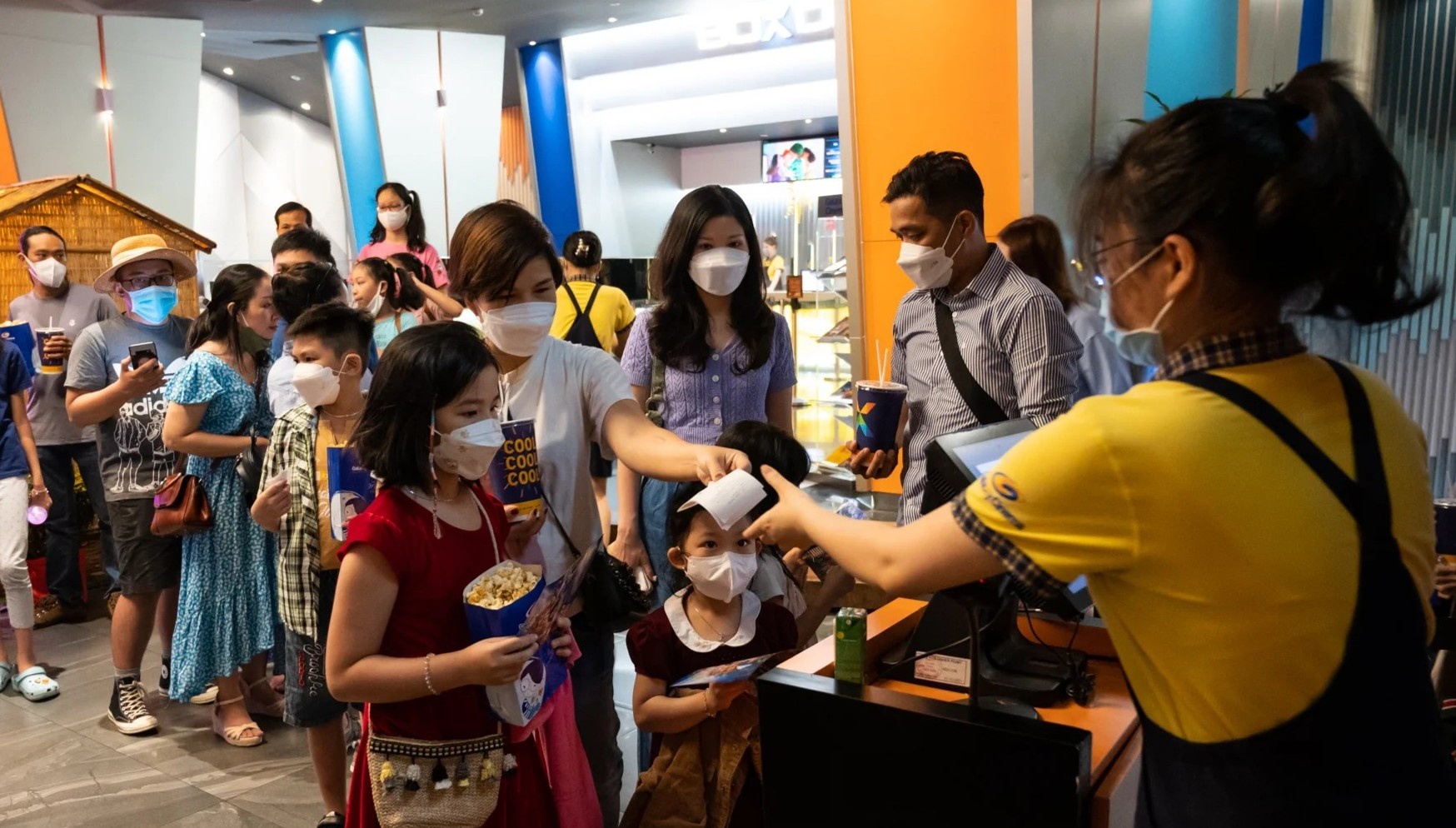 Khan gia TP.HCM xep hang dai mua ve xem phim ngay Tet hinh anh