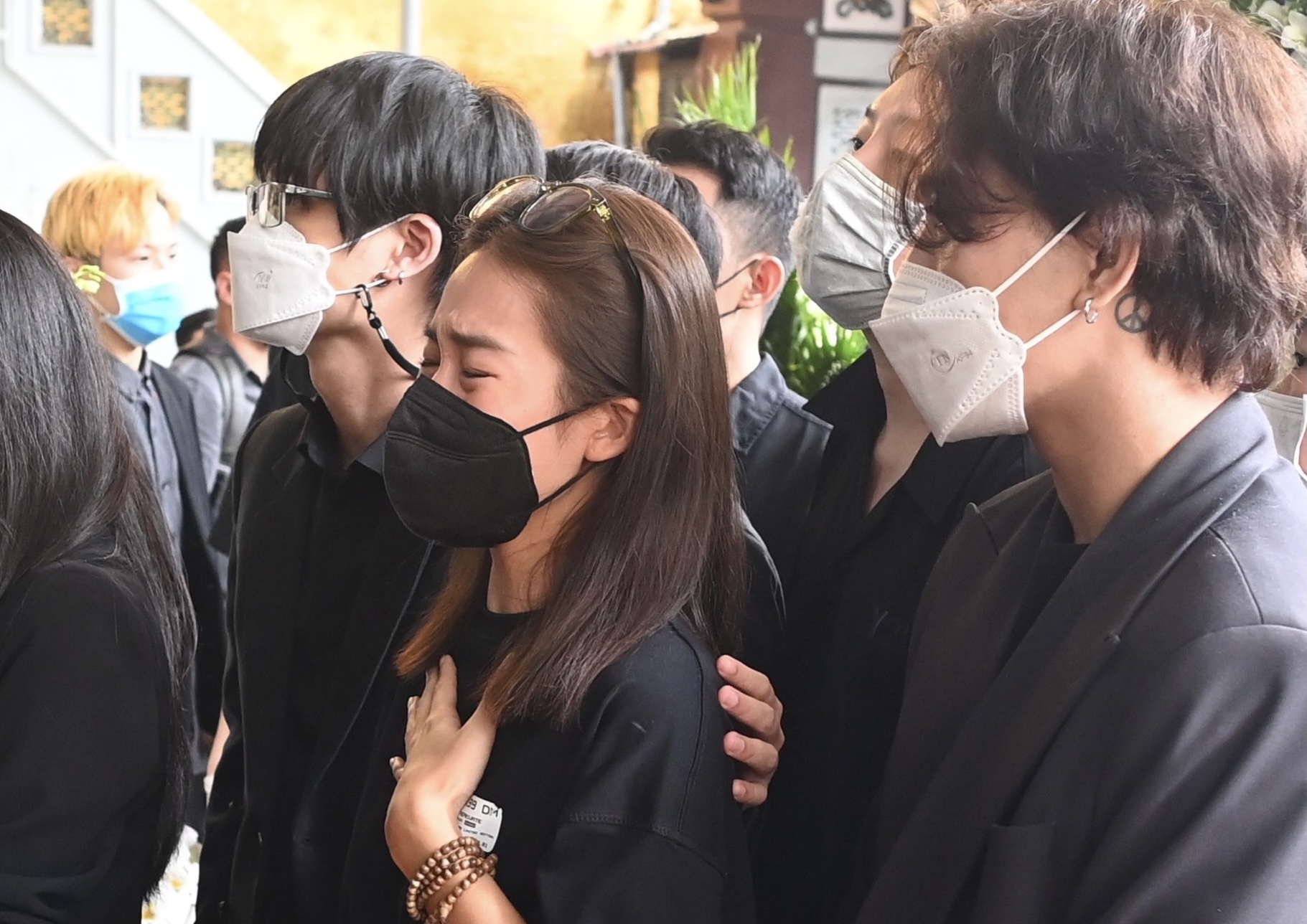 Mai Phuong Thuy, Dong Nhi va nhieu nghe si vieng Vu Ngoc Phuong hinh anh