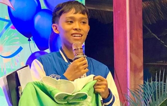 Ho Van Cuong buoc sang tuoi 19 hinh anh