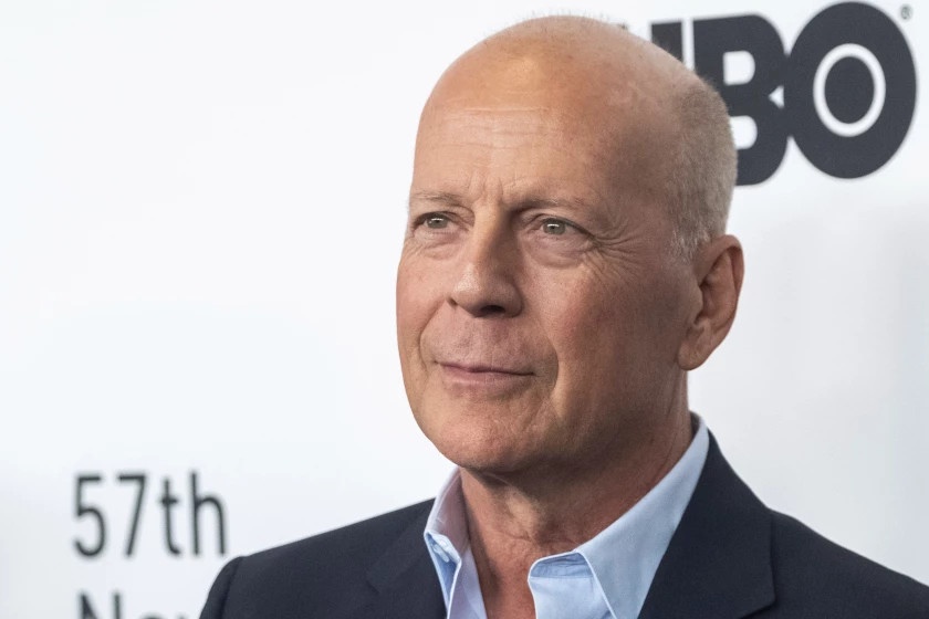 dien vien Bruce Willis mac chung bat  luc ngon ngu anh 1