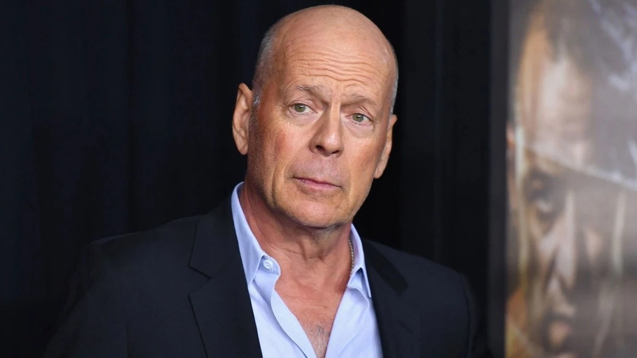 Mam Xoi Vang 2022 huy giai voi Bruce Willis hinh anh