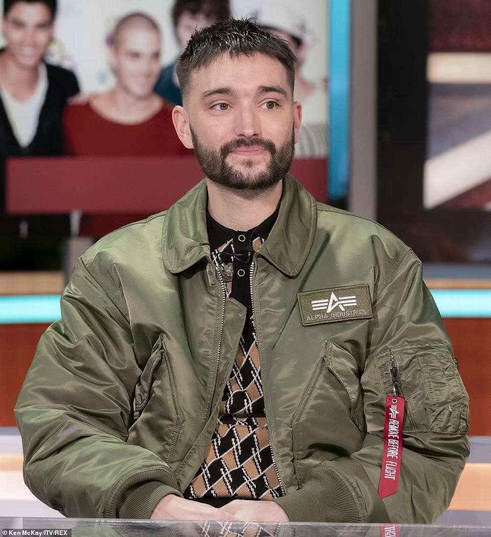 ca si Tom Parker qua doi anh 1