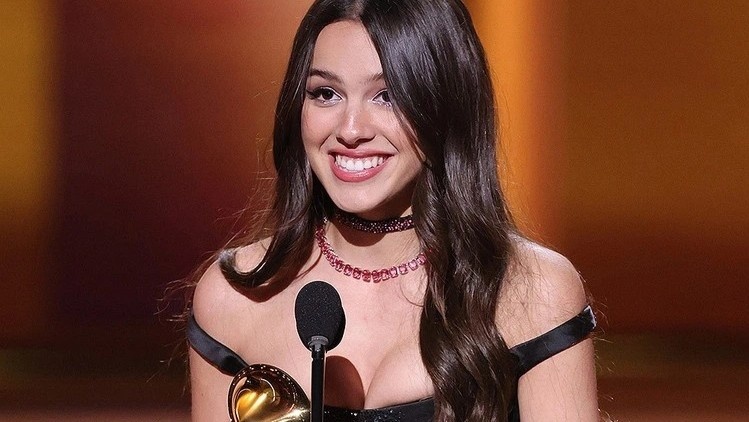 Olivia Rodrigo lam gay ken vang Grammy 2022 hinh anh
