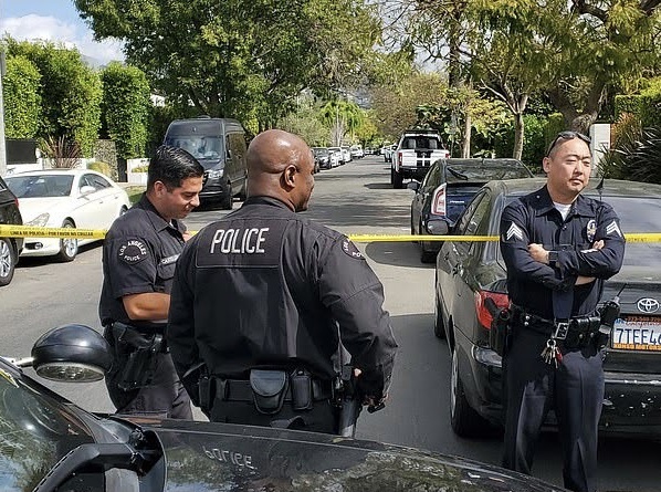 Canh sat pha cua va luc soat nha rieng cua ban trai Rihanna hinh anh