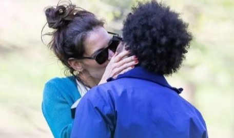 Katie Holmes cong khai ban trai kem 11 tuoi hinh anh