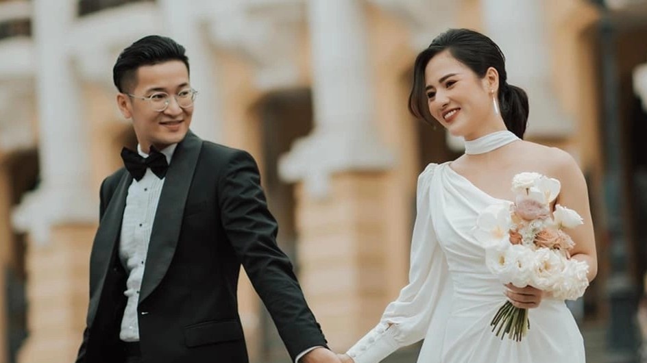 Dien vien 'Huong vi tinh than' Viet Hoa va ban trai chup anh cuoi hinh anh