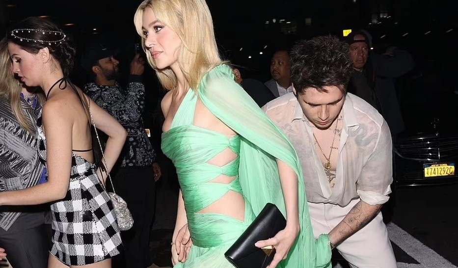 Vo chong Brooklyn Beckham mac noi bat nhat Met Gala 2022 hinh anh