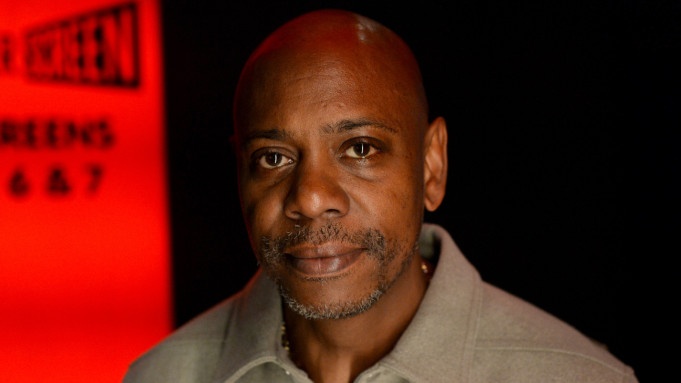 Dien vien hai bi khan gia tan cong bang sung va dao tren san khau hinh anh