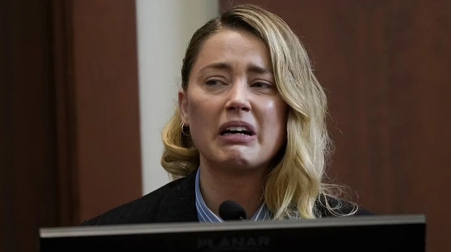 Amber Heard khoc loc, ke toi Johnny Depp trong phien toa hinh anh