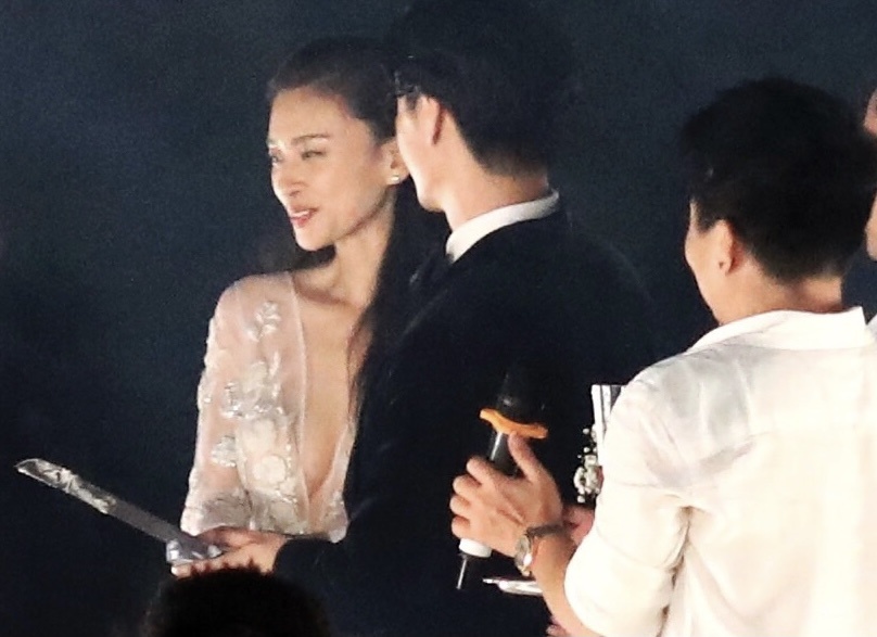 Ngo Thanh Van mac goi cam khi khieu vu cung dan nghe si trong le cuoi hinh anh