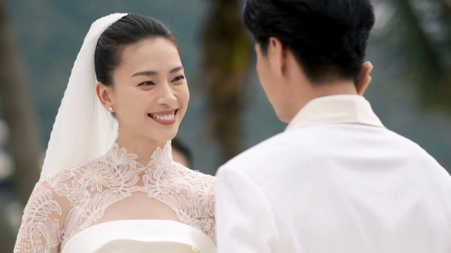 Ngo Thanh Van va Huy Tran khong huong tuan trang mat hinh anh