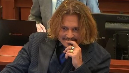 Hanh dong cuoi dua o toa gay bat loi cho Johnny Depp hinh anh