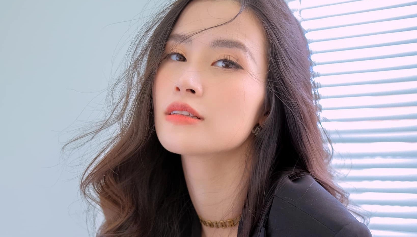 Dong Nhi va Ong Cao Thang xin loi hinh anh