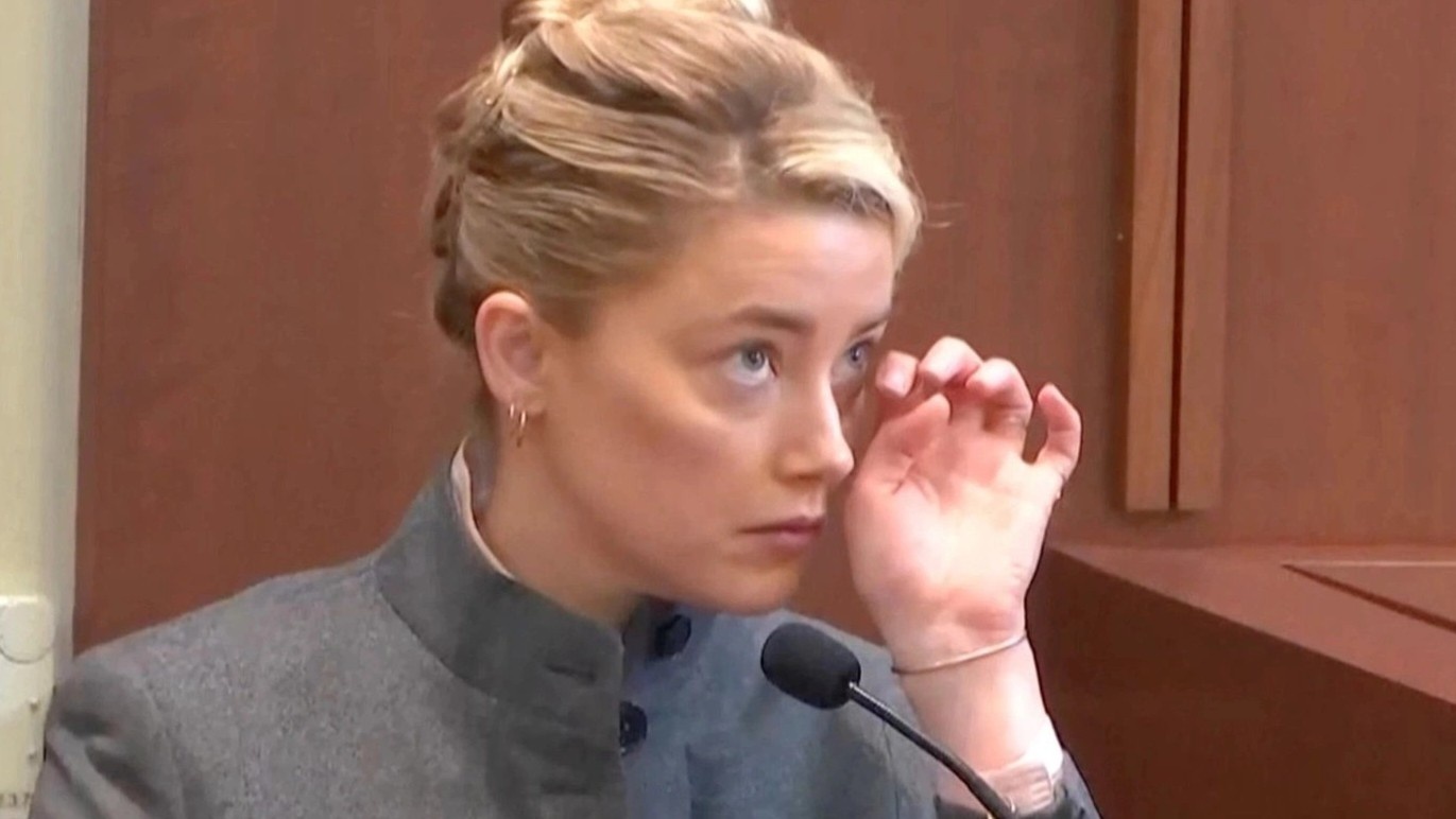 Amber Heard bi chat van o phien toa hinh anh