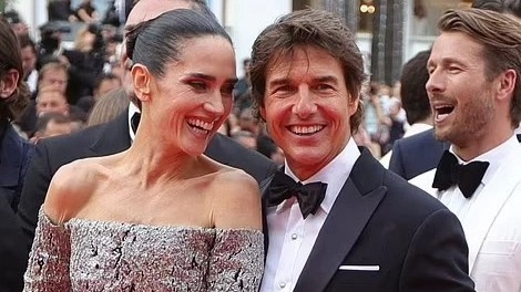 Tom Cruise gay nao loan tham do Cannes 2022 hinh anh