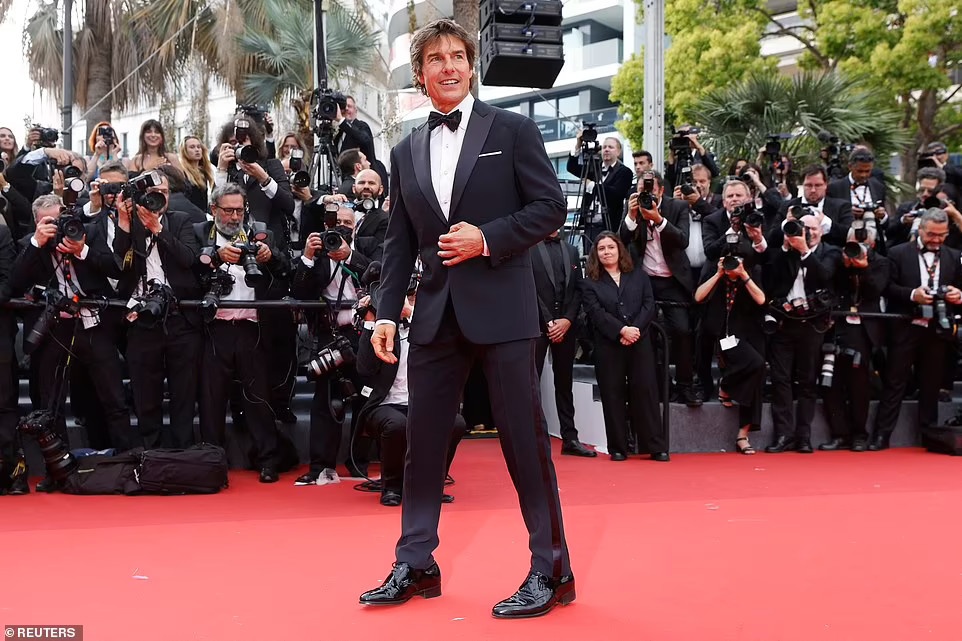 Tom Cruise trên thảm đỏ Cannes 2022 ảnh 1 Tom Cruise tren tham do Cannes 2022 anh 1