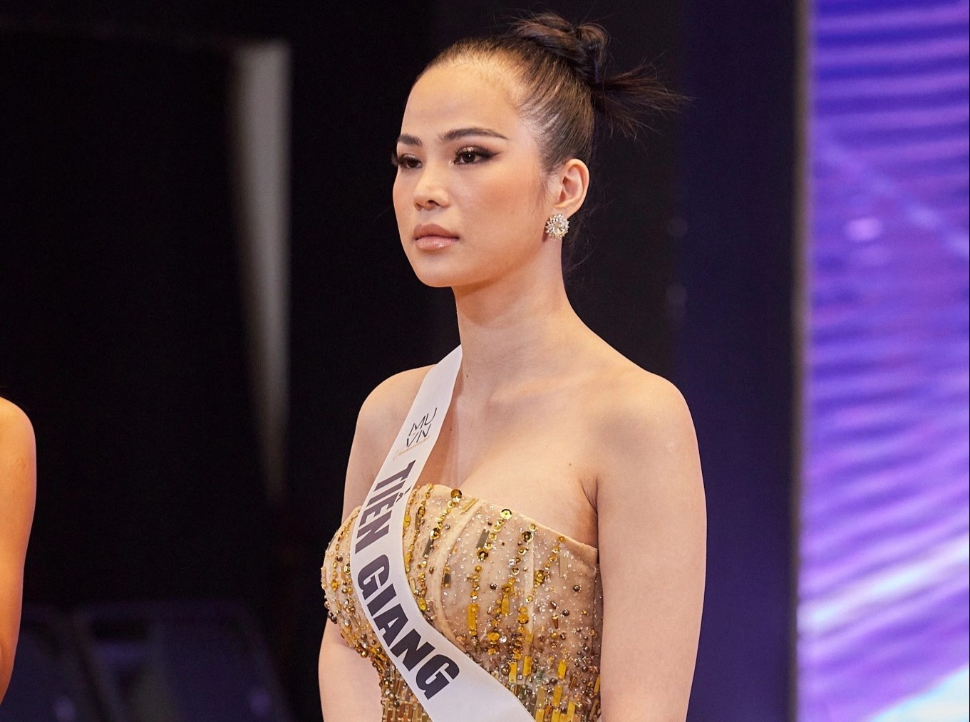 Mau Thuy mang thi sinh Hoa hau Hoan vu Viet Nam hinh anh