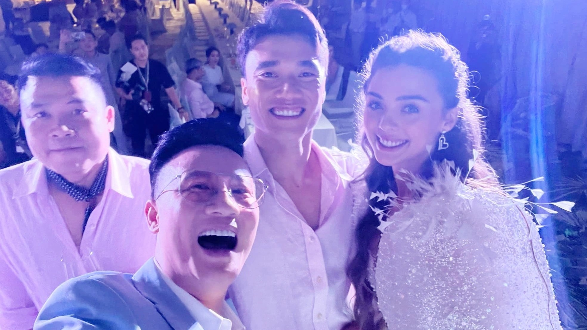 Nghe si du tiec cuoi Bui Tien Dung vo oa khi U23 Viet Nam chien thang hinh anh