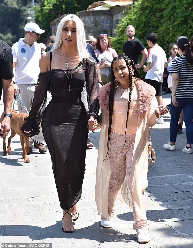 Kourtney Kardashian và Travis Barker ảnh 5 Kourtney Kardashian va Travis Barker anh 5