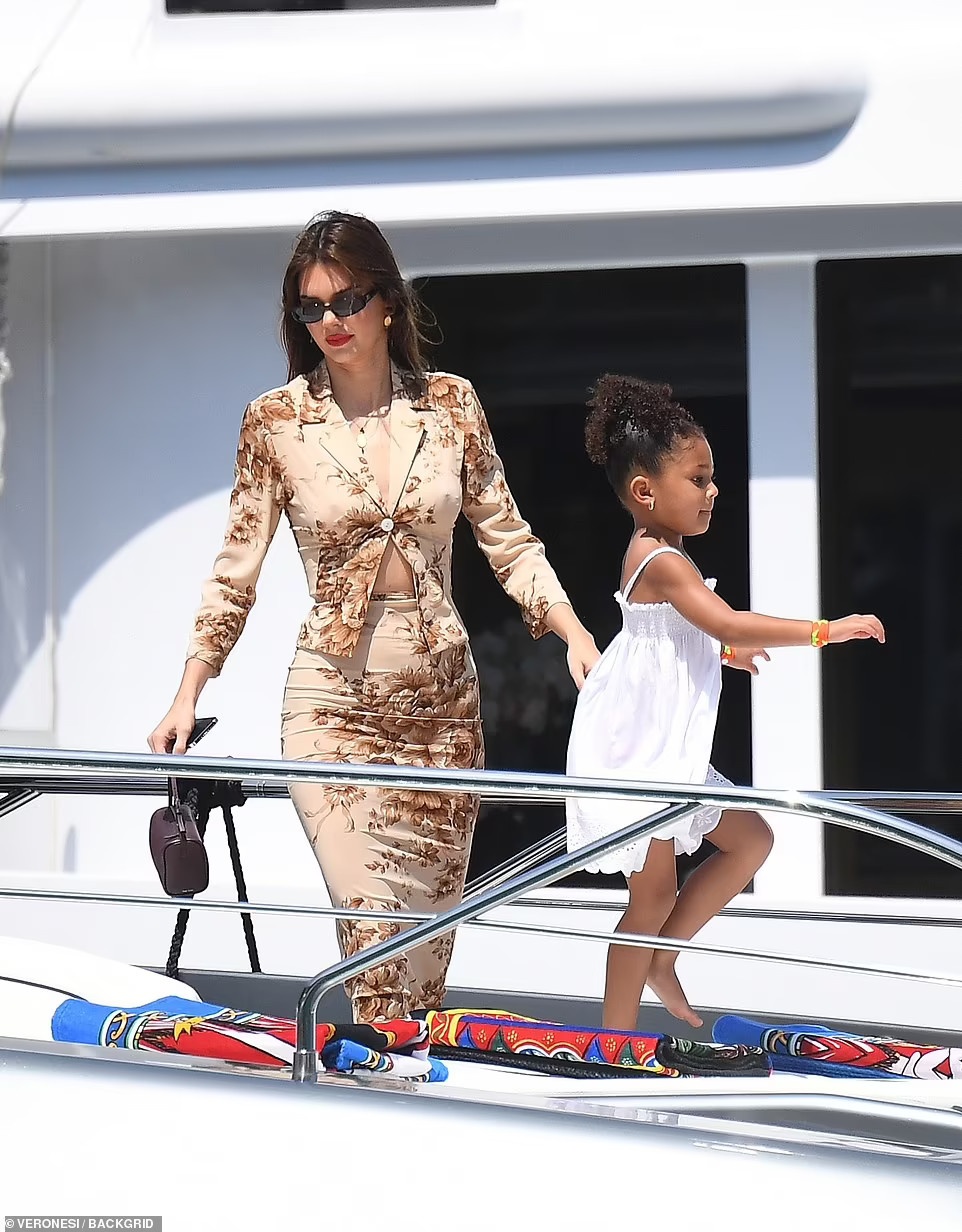 Kourtney Kardashian và Travis Barker ảnh 12 Kourtney Kardashian va Travis Barker anh 12