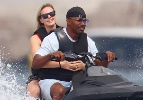 Nam dien vien Jamie Foxx dua ban gai moi toi Cannes 2022 hinh anh