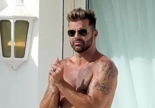 Hinh the luc luong, co bap cua Ricky Martin o tuoi 51 hinh anh