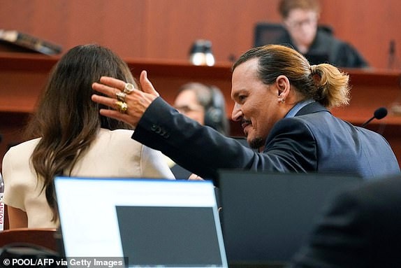 Amber Heard va Johnny Depp anh 5