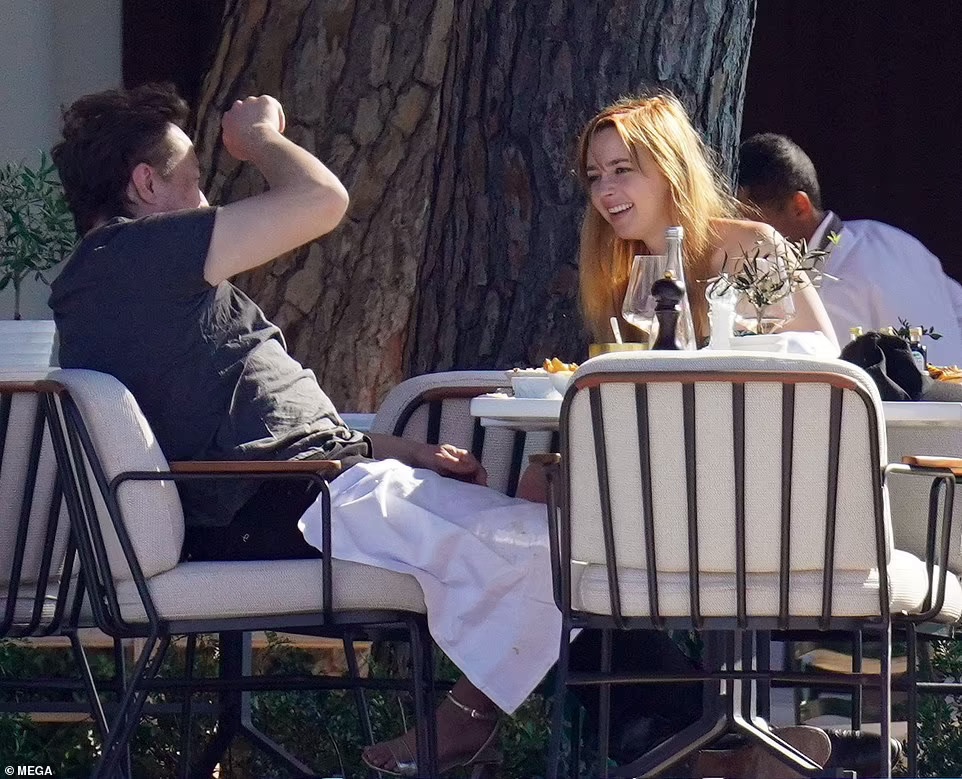 Elon Musk hẹn hò bạn gái diễn viên ảnh 10 Elon Musk hen ho ban gai dien vien anh 10