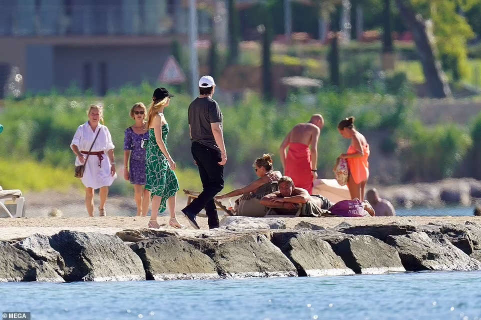 Elon Musk hen ho ban gai dien vien anh 4