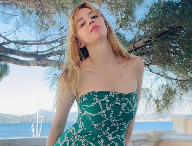 Phong cach goi cam cua ban gai ty phu Elon Musk hinh anh