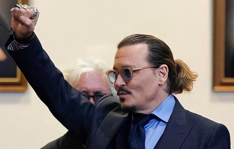 Khan gia tranh luan khi Johnny Depp thang vu kien phi bang hinh anh