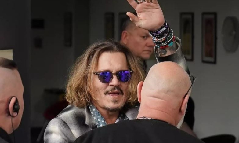 Hinh anh dau tien cua Johnny Depp sau khi thang kien hinh anh