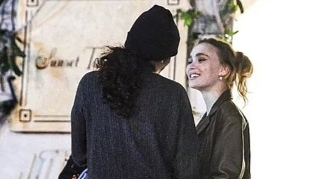 Con gai Johnny Depp cong khai ban trai moi hinh anh