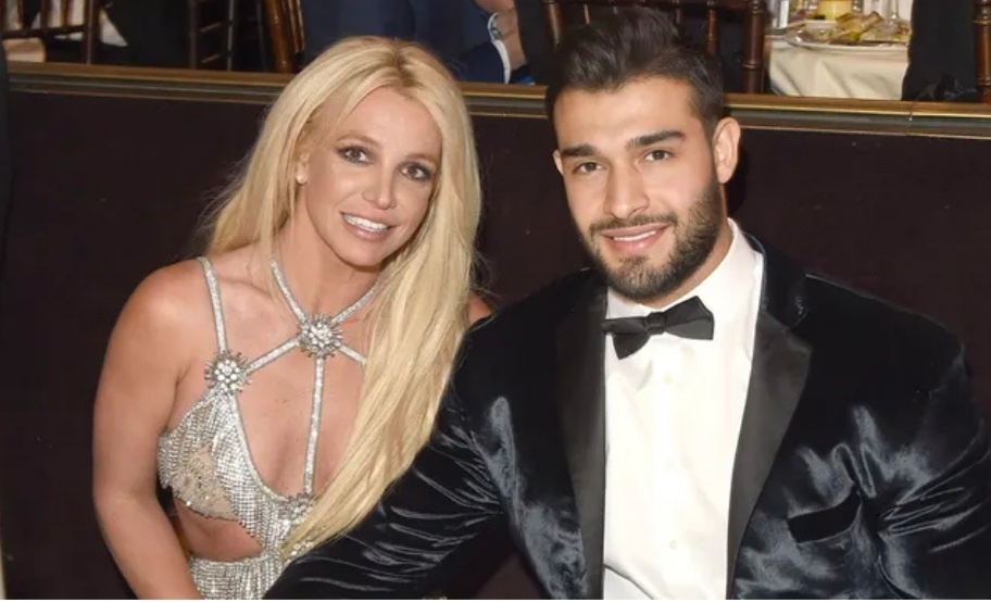 Cha me, em gai va hai con trai khong du cuoi Britney Spears hinh anh