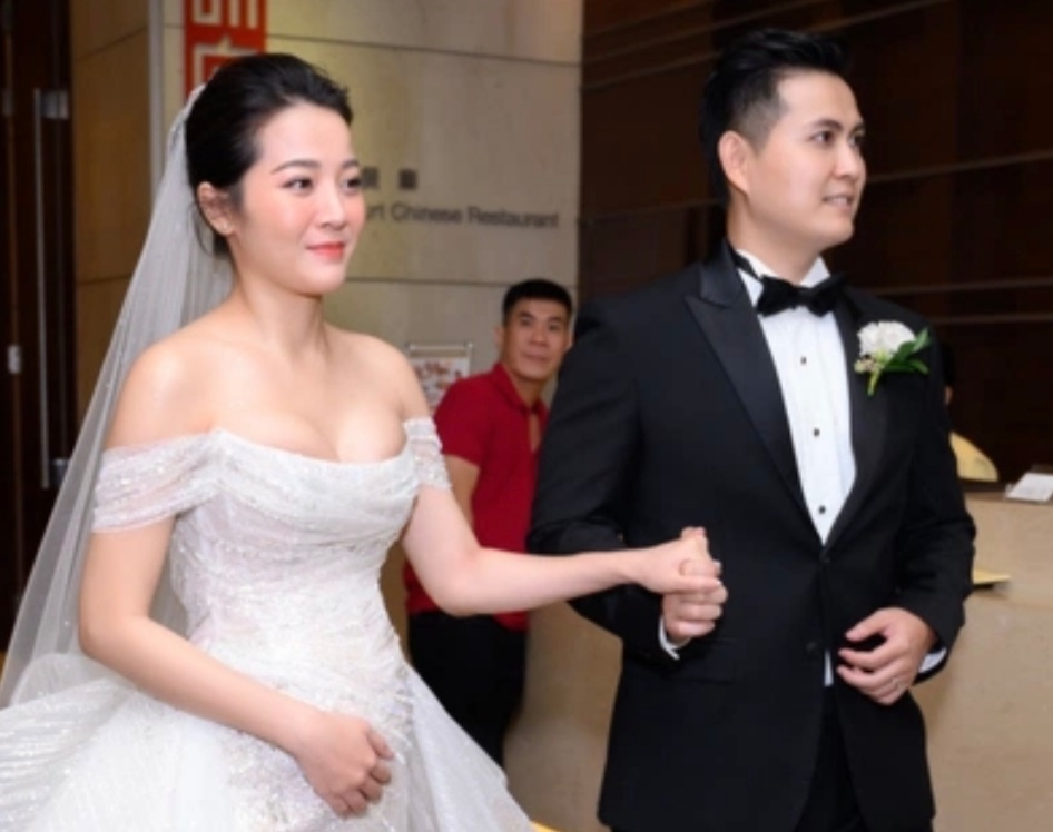 Dien vien Karen Nguyen khoc trong le cuoi hinh anh