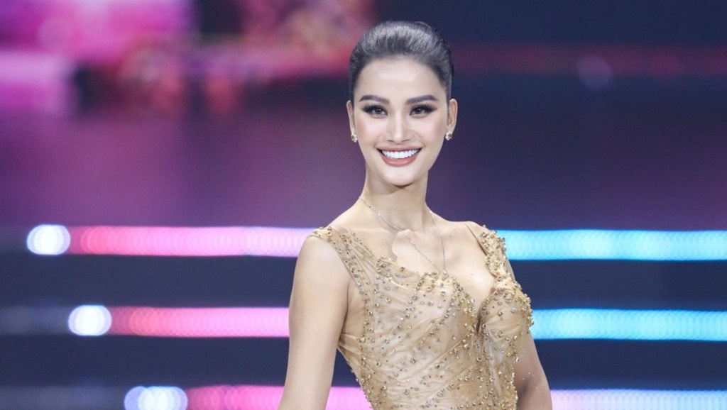 Huong Ly ung xu bang tieng Anh hinh anh