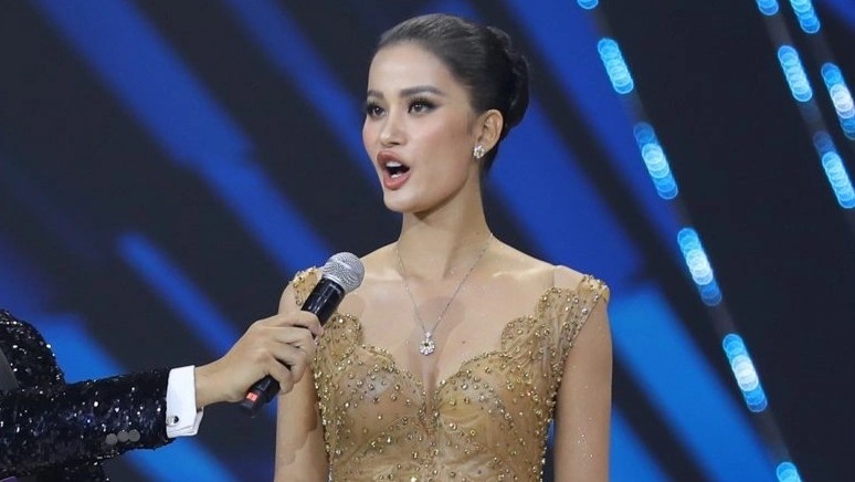 Tro thanh tro cuoi vi ung xu bang tieng Anh o Hoa hau Hoan vu Viet Nam hinh anh